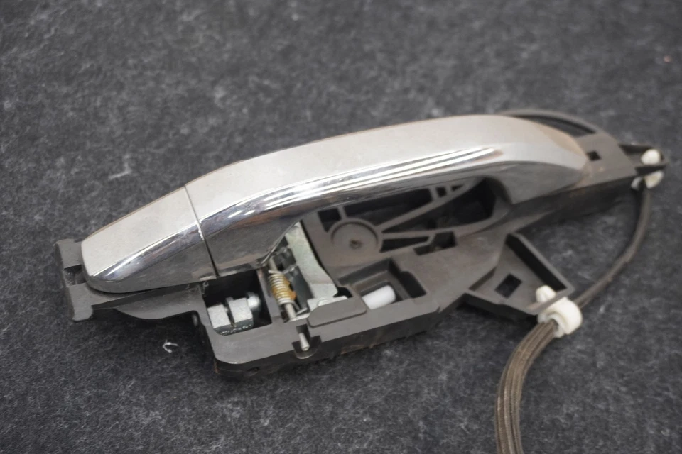 Manija de puerta de pasajero delantero derecho y pestillo de cerradura OEM Silverado 3500 HD 2014-19 Foto 3 de 4