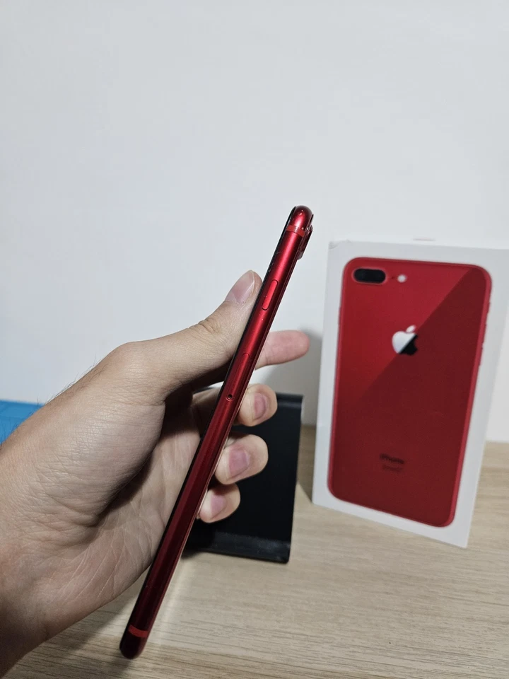 Apple iPhone 8 Plus - 256GB - Red (Sbloccato) - Immagine 3 di 4
