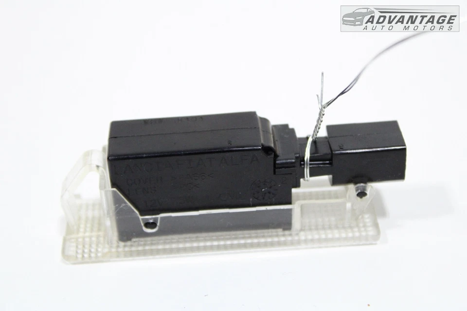 2019-2022 JEEP CHEROKEE 乘客或驾驶员侧室内课程灯原始设备制造商 — 第 2/4 张图片