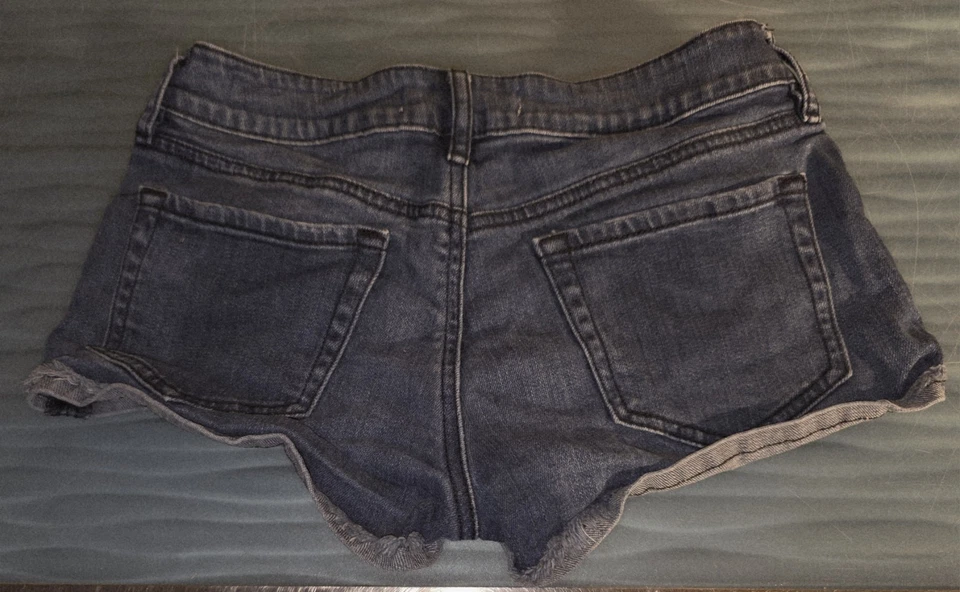 Shorts jeans feminino Bullhead cintura baixa azul 1/26 corte lavagem média jeans - Imagem 2 de 3