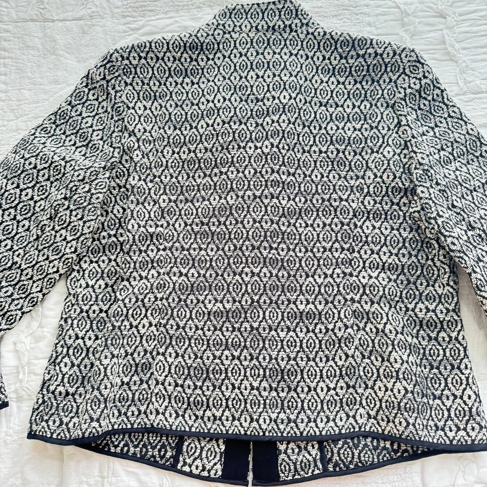 Blazer Chico's Elegante Patrón Blanco y Negro con Ribete de Cadena - Talla 2 (L-XL) Foto 2 de 4