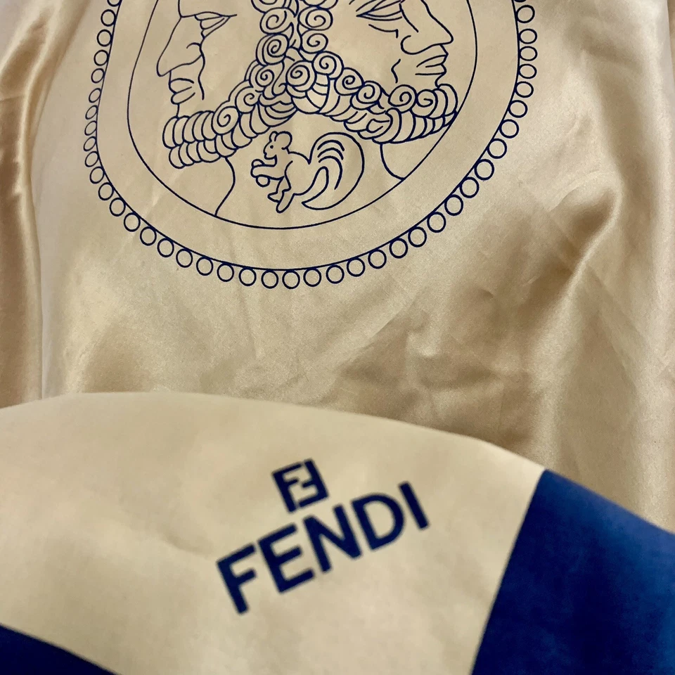 Pañuelo de seda FENDI GEOMÉTRICO BEIGE CUADRADO 38 en HECHO EN ITALIA #A66 Foto 2 de 4