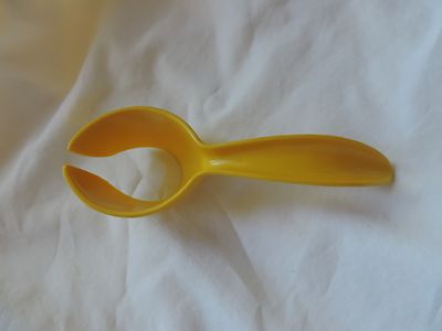 Tupperware Pale Yellow Egg Grabber Scoop Lifter Spoon Bottle Nipple Gadget New