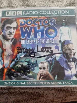 SIGNIERTE HANDSIGNIERTE DR WHO AUDIO CD - DER FEIND DER WELT - HÜLLE SIGNATUR