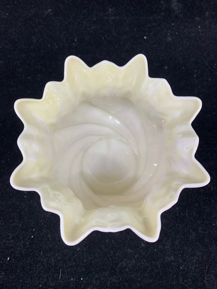 CUENCO MARFIL DETALLE EN RELIEVE - BELLEEK. Foto 2 de 4