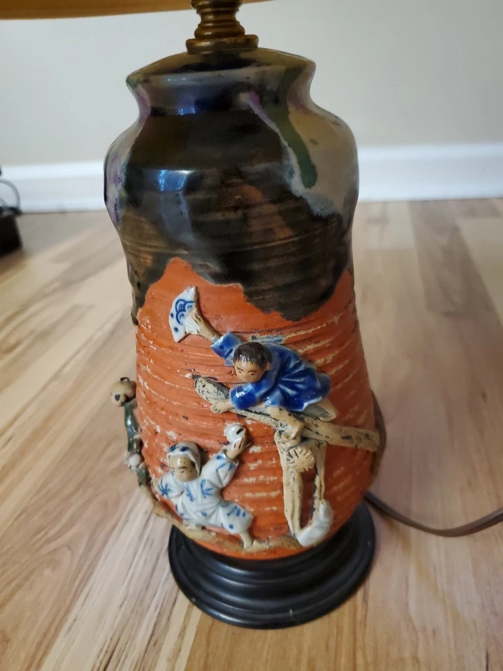 Antigua lámpara japonesa de cerámica Sumida Gawa con distintivas figuras aplicadas rara Foto 3 de 4