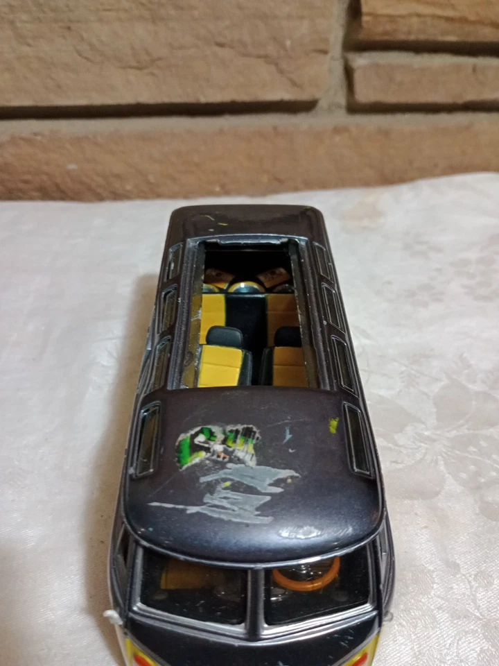 Maisto 1:25 Die-Cast Premiere DC Volkswagen Van Samba Yellow - Image 4 of 4