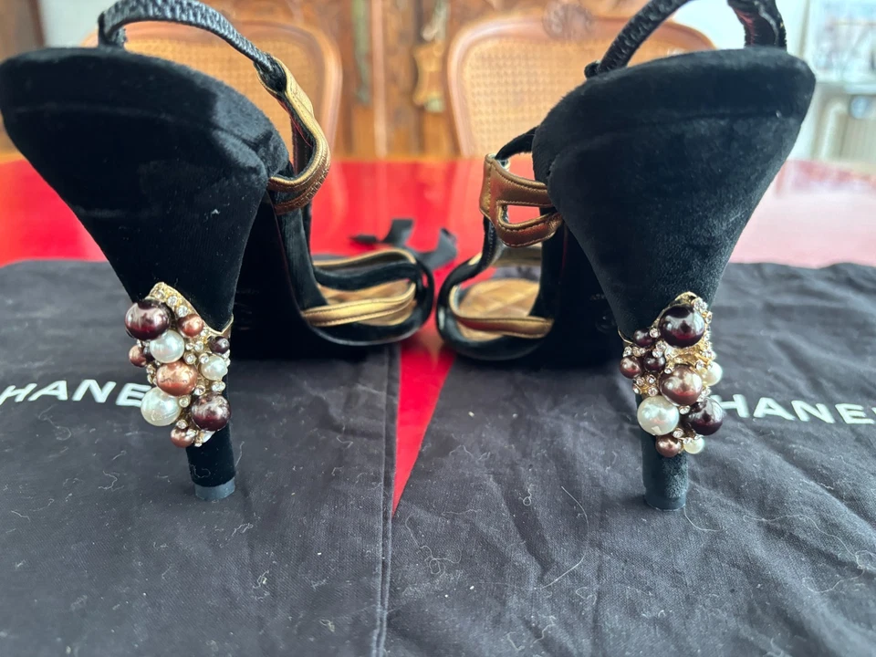 CHANEL Escarpins en velours noir et cuir doré Pointure 40 - Photo 4/4
