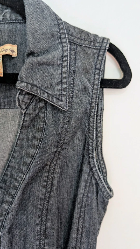 Vestido y cinturón American Rag Cie para mujer sin mangas cuello en V denim con botones bolsillo Foto 4 de 4