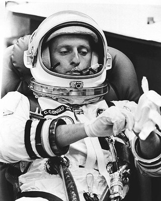 PETE CONRAD PREPARES FOR GEMINI 5 LAUNCH PHOTOGRAPH PHOTO PRINT