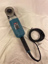 Makita GA7021 7-Inch 15.0 Amp Ergonomic AC/DC Tool-Less Corded Angle Grinder