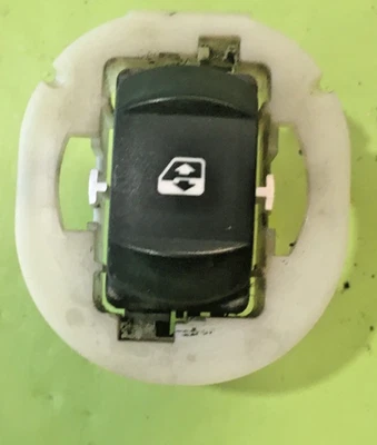 Bouton Leve Vitre Avant Droit / RENAULT MEGANE 2 ph1 - Photo 1/4