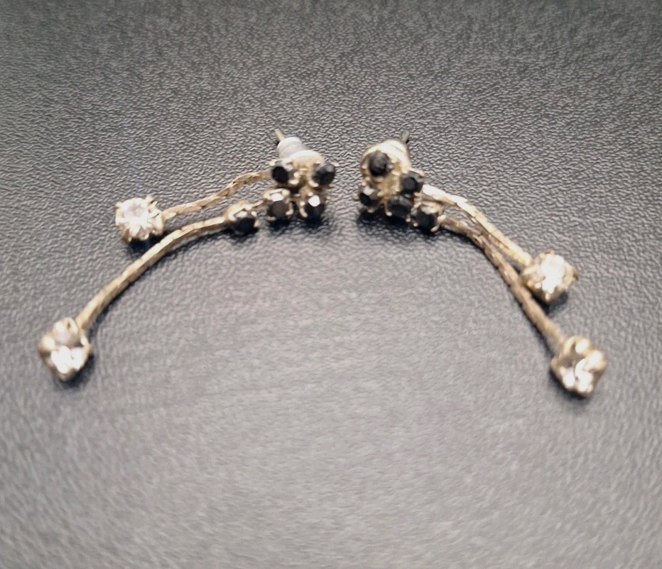 Off Park Collection SilverToned VShape Cluster Bl… - image 1