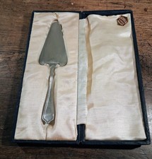 PELLE A TARTE OU A GÂTEAU EN METAL ARGENTE ERCUIS DANS SA BOÎTE MILIEU DU XXème