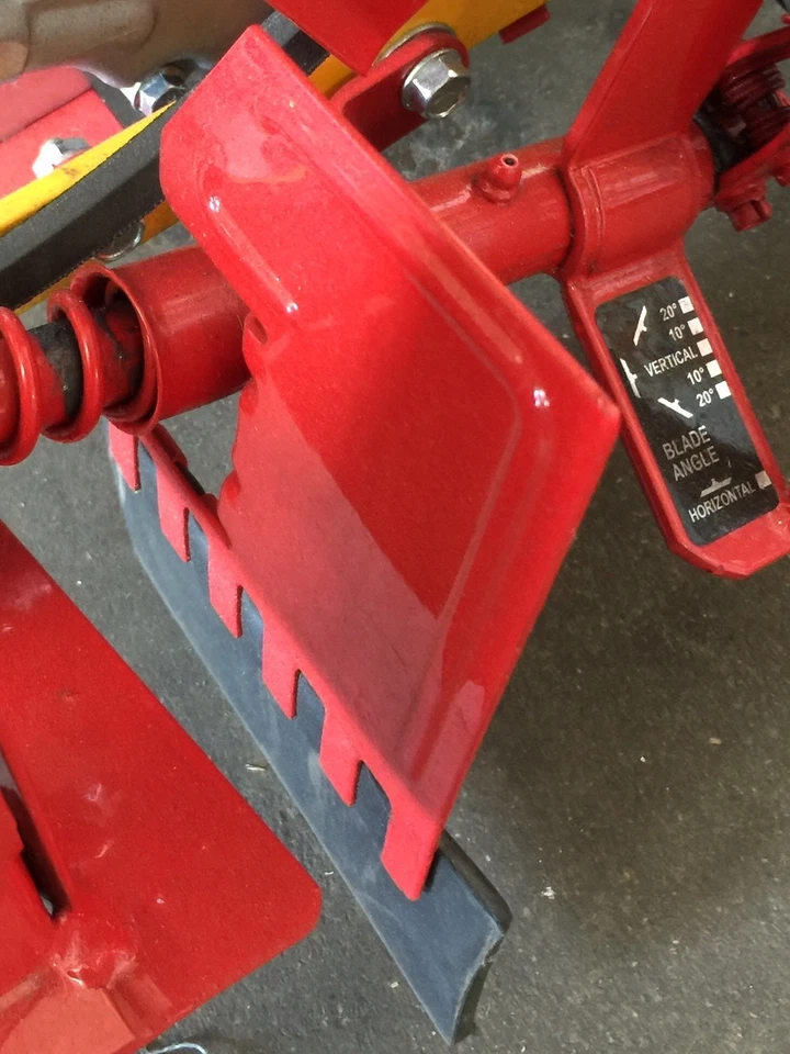 Deflector/Parte Debri McLane Edger # 2065 pieza original + tornillo 1/4-20x1/2 hexagonal  Foto 3 de 3