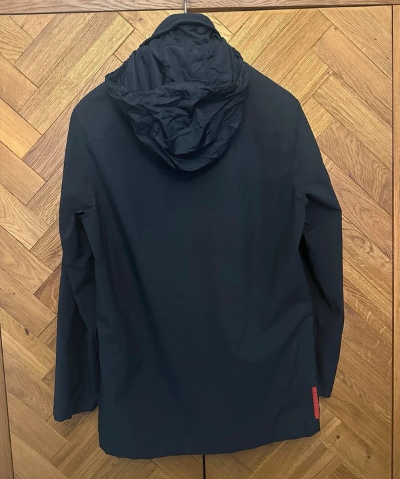 Giacca da campo Prada Milano zip cappuccio rosso etichetta lavata a secco in vendita autentica L