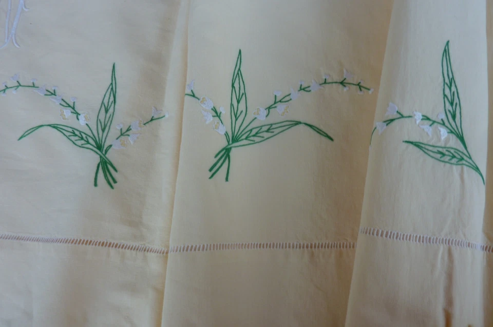 Drap vintage jamais utilisé bouquet de muguet jour 215 par 298 - Photo 3/4