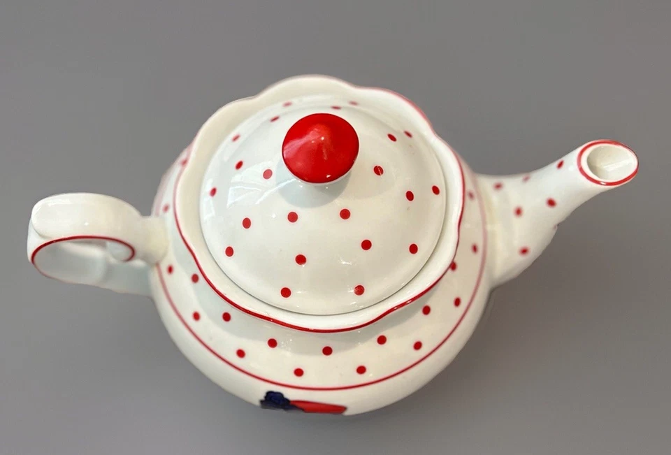 A Special Place Sombrero Rojo Sociedad Blanco Porcelana Tetera Sombrero Guantes Zapatos Cartera  Foto 3 de 4