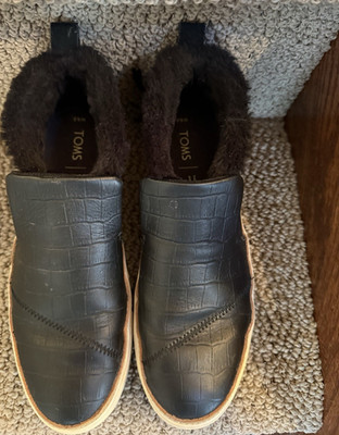 TOMS Black Leather Slip-On Shoes Faux Fur Lining Crocodile Pattern Size 6.5