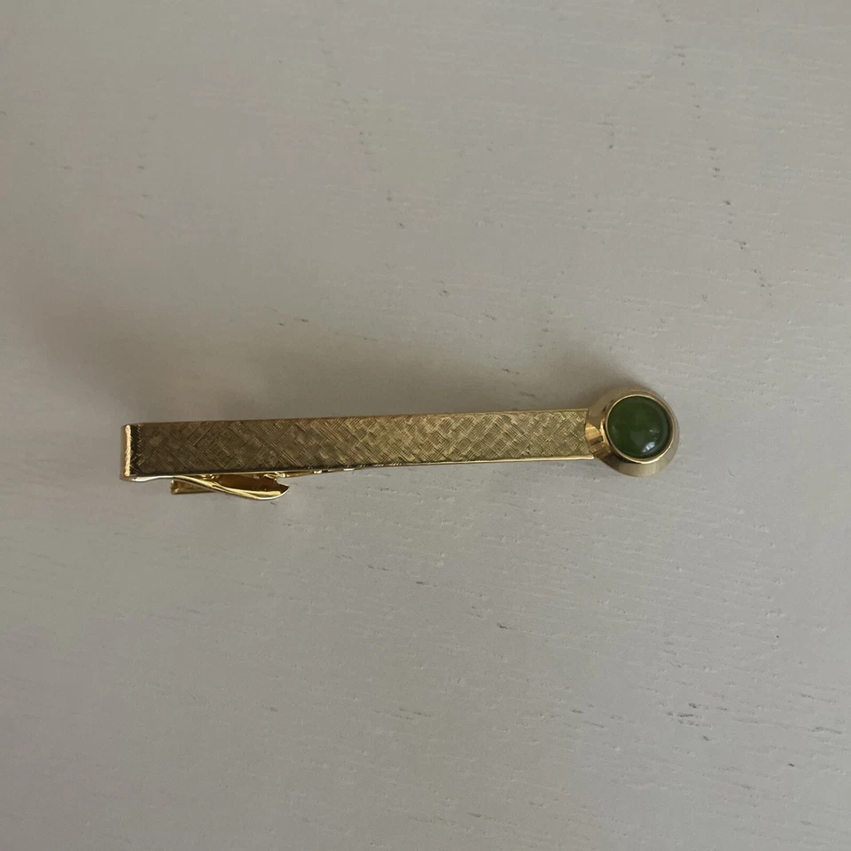 Clip de barra de corbata vintage con acento de jade tono dorado Foto 2 de 4