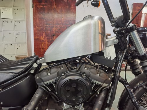 Silver Petrol Gas Fuel Tank W/ Cap For Harley Softail 2018-22 21 All Models 12L - Picture 9 of 9