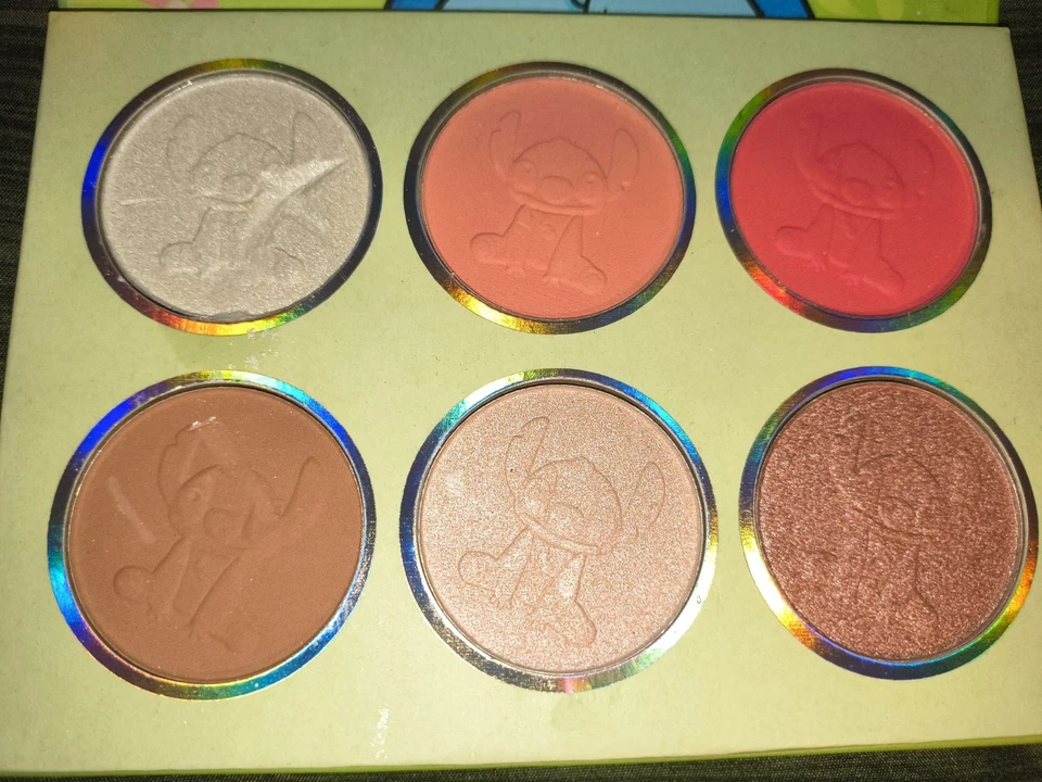 paleta de maquillaje inspirada en Lilo & Stitch.  - Image 3 of 3