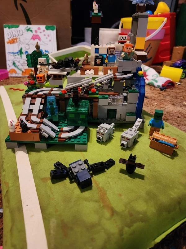 Brand New Lego Minecraft: The Mountain Cave - like LEG0 (21137) - Ship From USA - Image 4 of 4