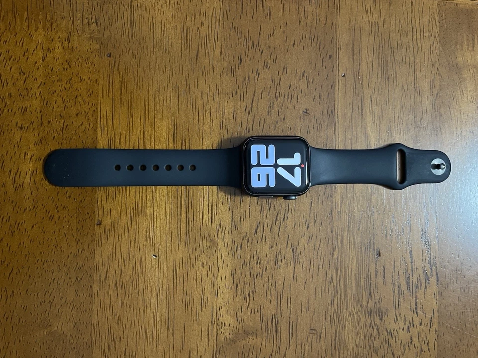 Apple Watch SE 40mm Grigio Siderale Alluminio Cassa con Cinturino Nero - Immagine 3 di 4