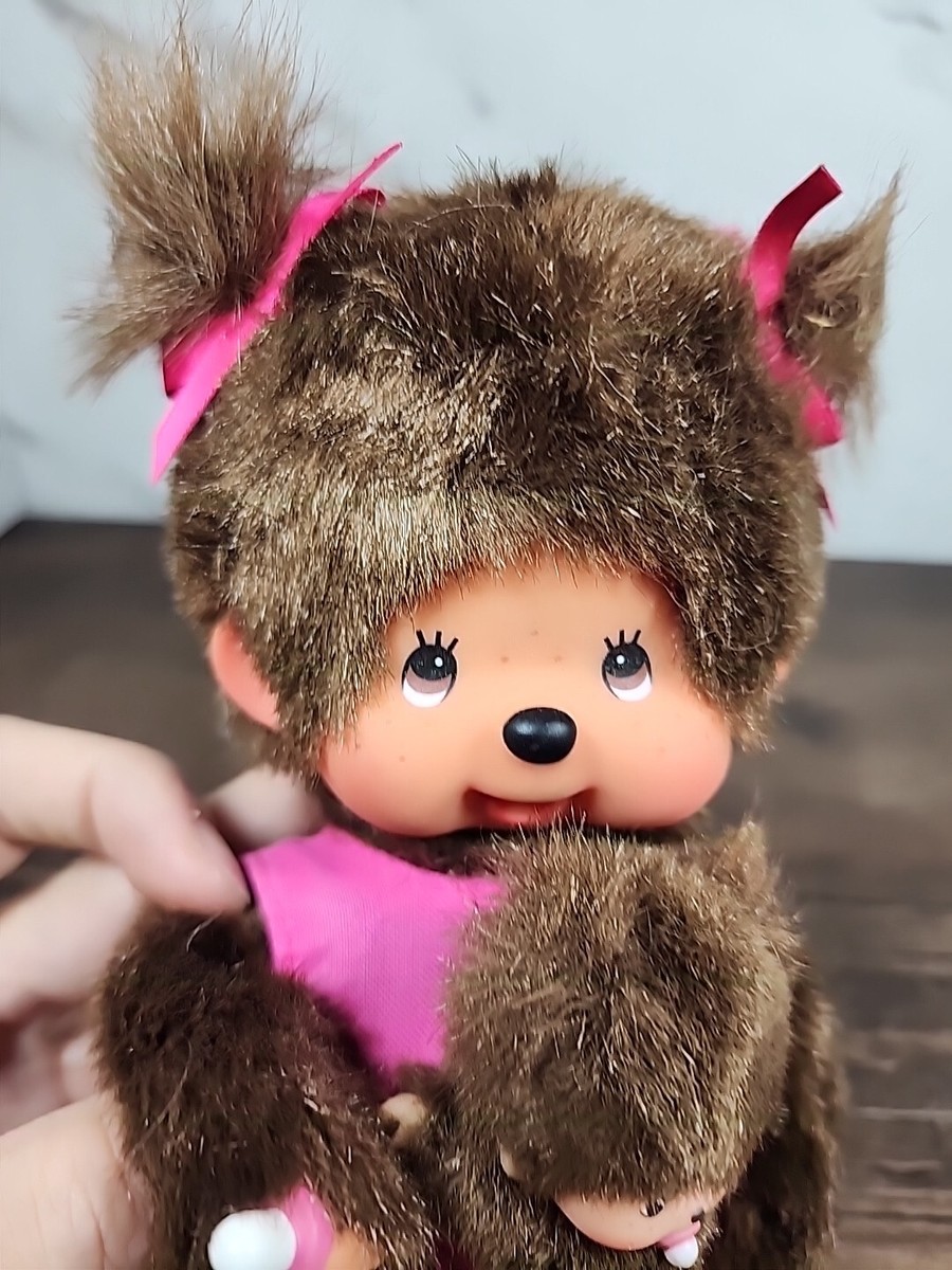 Sekiguchi 767020 - Original Monchhichi Fille Fleur De Cerisier, En Peluche Rose, Avec Bavoir Et Nattes Avec Fleurs, Env. 20 Cm