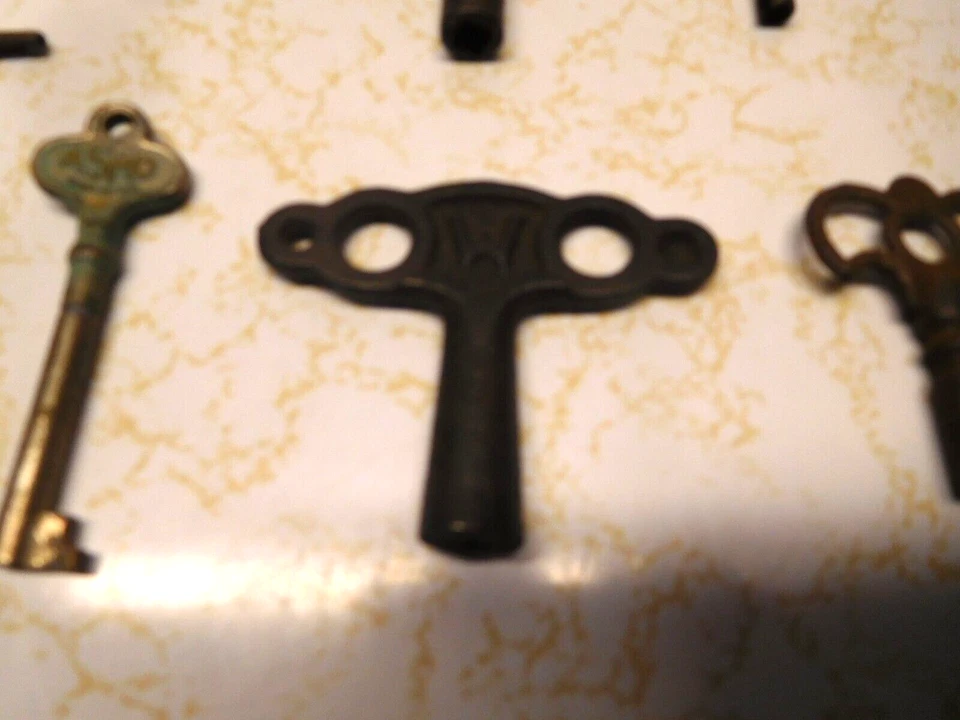 21 Antique/Vintage Hollow Barrel Clock & Winding Metal Keys - Image 4 of 4