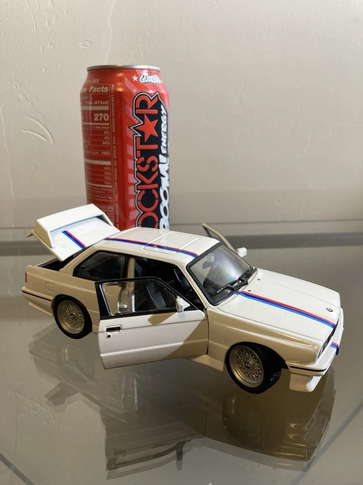 Coche de juguete de metal fundido a presión y plástico para exhibición, de BMW y Volkswagen (micro). Foto 2 de 4