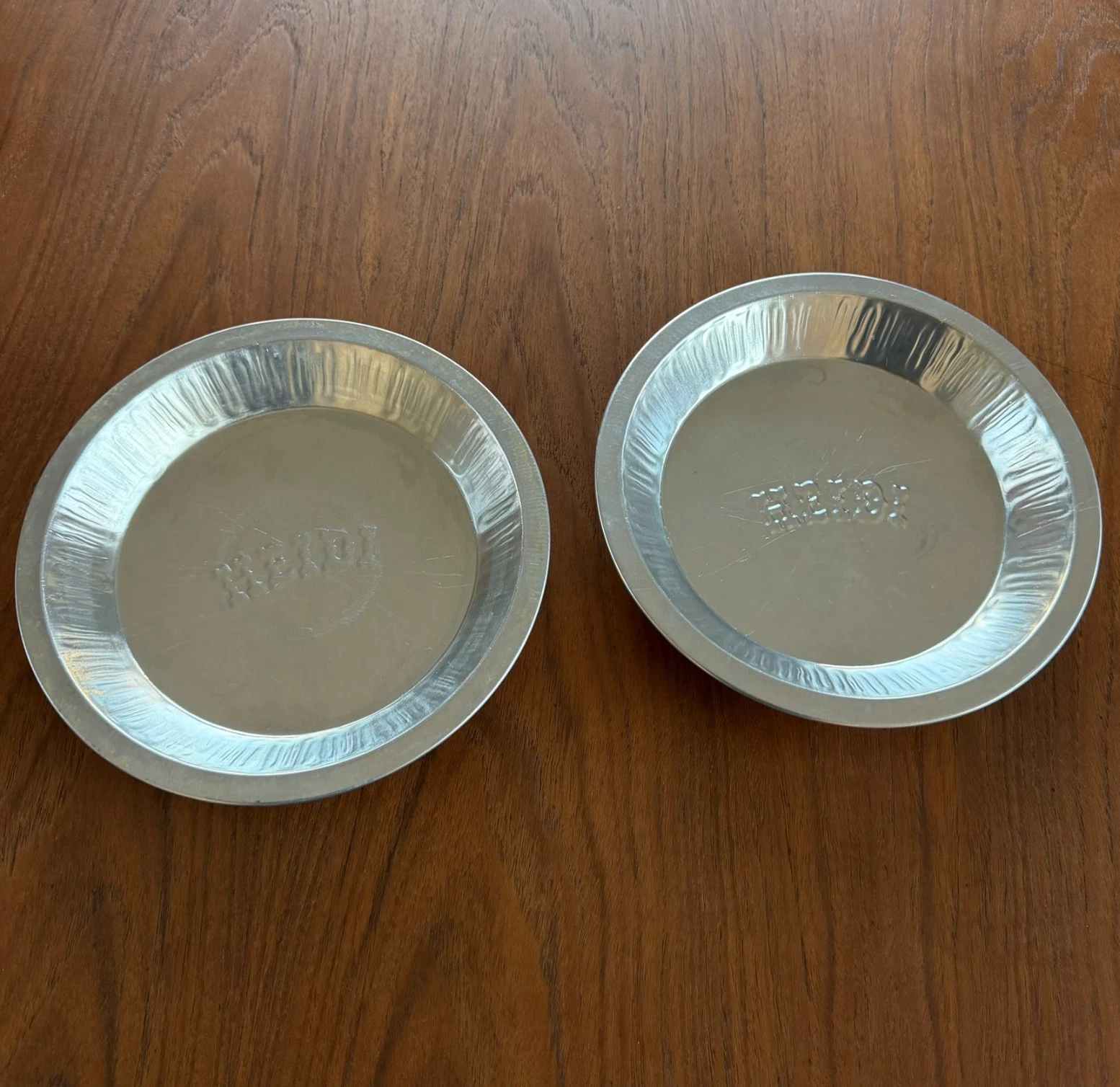 HEIDI Mid Century Bakery Aluminum Pie Tins Set of 2 Wire Rim Pans 9 in Diameter