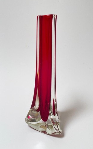 VINTAGE WHITEFRIARS GLASS RUBY RED TRICORN VASE GEOFFREY BAXTER MID CENTURY 9570 - Picture 6 of 8