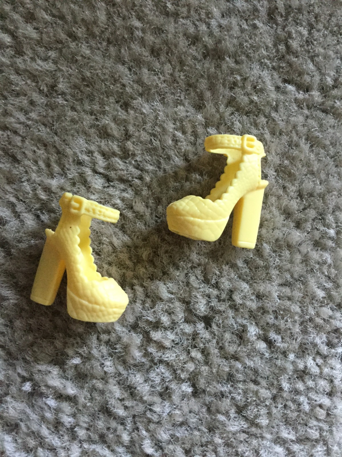 Mattel Barbie Doll Shoes Solid Pale Yellow Color High Heels Closed Toe 1 Pair