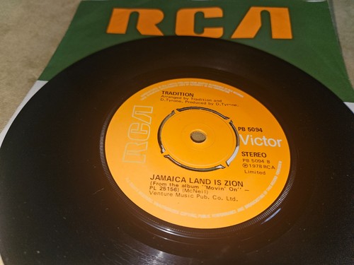 *ROOTS REGGAE*- TRADITION -MOVIN' ON / JAMAICA LAND IS ZION 1978 Uk RCA 7" -Ex+ - Picture 4 of 4