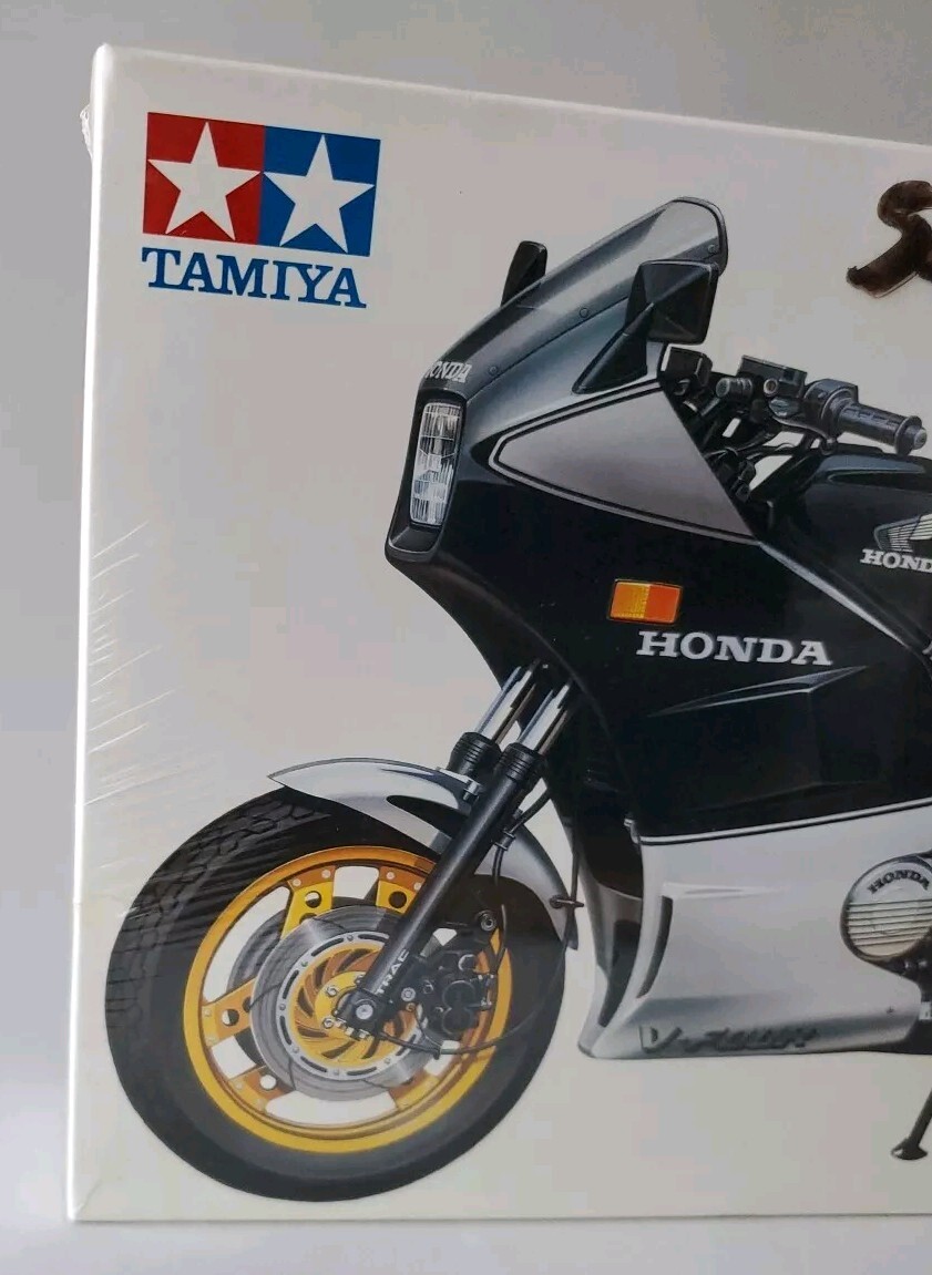 HONDA VF750F VINTAGE TAMIYA MOTORCYCLE 1/12 MODEL KIT VF750 F V4