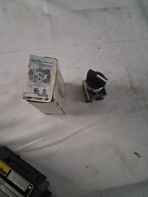 Schneider Electric XB4BD25 Harmony 22mm 2-Pos Selector Switch w/ ZBE-101 - NOS