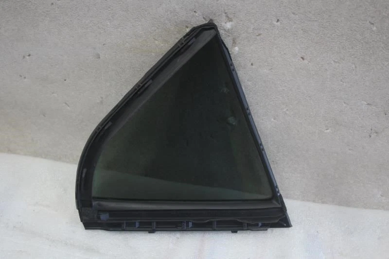 2015 LEXUS IS250 ЛЕВАЯ СТОРОНА ВОДИТЕЛЯ ЗАДНЯЯ ДВЕРЬ ВЕНТИЛЯЦИОННОЕ СТЕКЛО ОКНО - Изображение 2 из 4