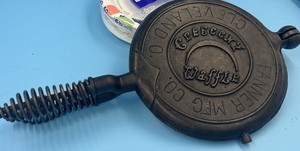 VTG Fanner MFG Co. #8 Cast Iron Waffle Maker Cleveland O Crescent No Base