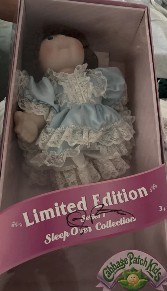 Muñeca Cabbage Patch Kids Porcelana Edición Especial, Firmada.  Nuevo en caja original Foto 2 de 4