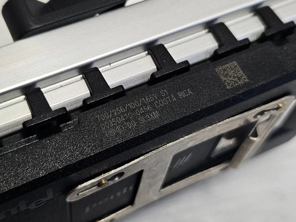 Intel Pentium III 700MHz Slot 1, SL3XM, 256KB Cache, 100MHz FSB, Heatsink & FAN - Image 2 of 3