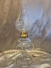 VTG GLASS KEROSENE REFURBISHED ELECTRIC LAMP & CHIMNEY W/WHITE DESIGN 18.5" 