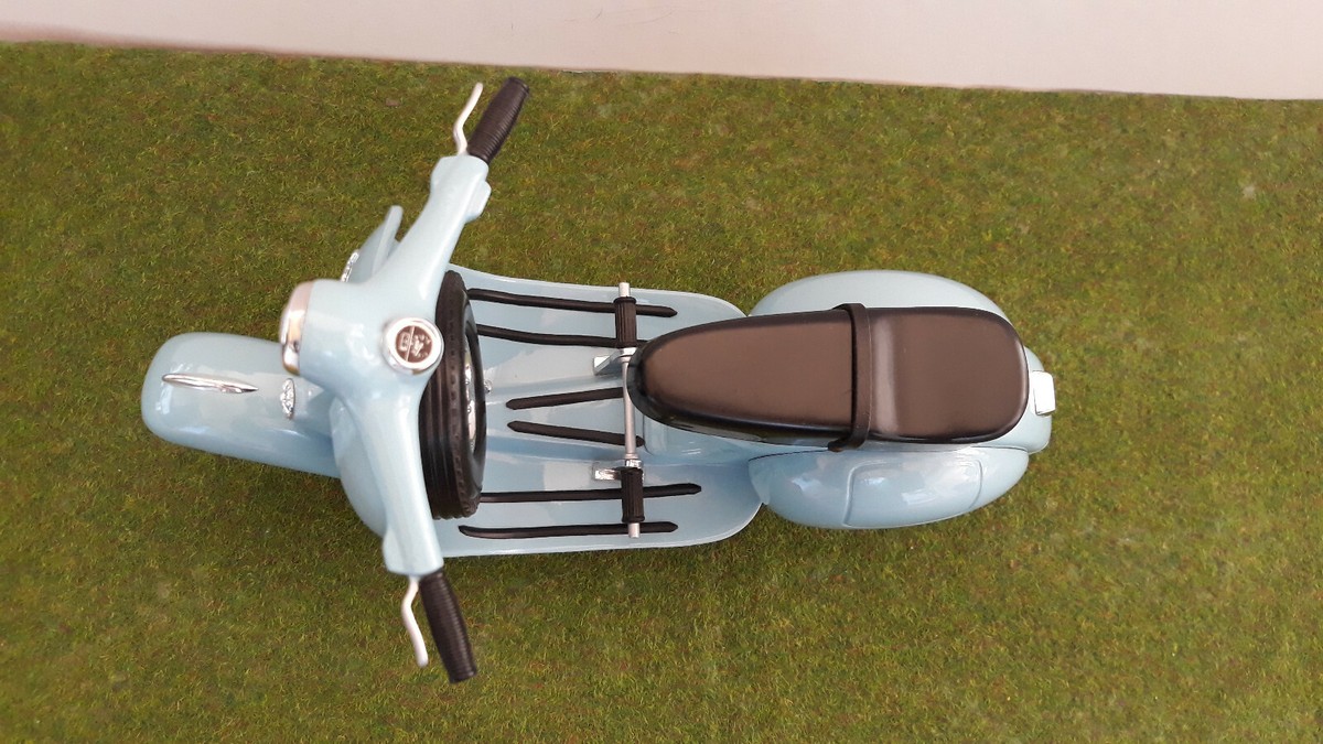 Scooter Vespa Sportique Bleu Clair échelle 1/6 - XONEX Métal - Miniature Collection
