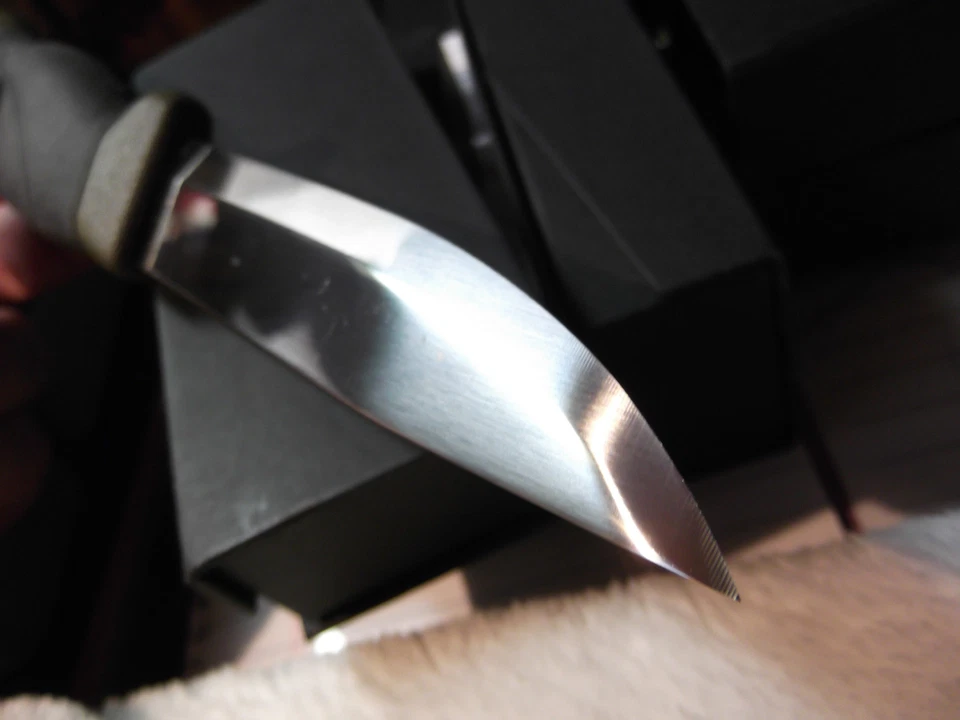 8.75" MORAKNIV SERIE MILITAR HOJA DE CARON AFILADA ESPECIFICACIONES MILITARES VERDE Y NEGRO Foto 3 de 4