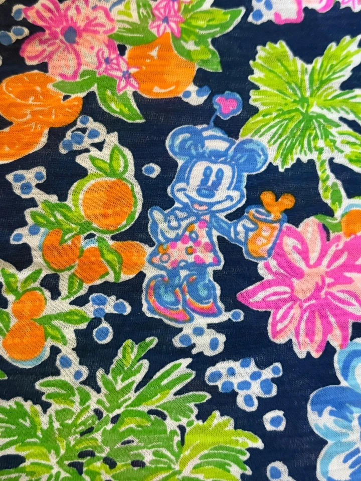 "Tela de algodón Lilly Pulitzer azul marino del Egeo Lilly Loves Disney 1 yarda 36"x 60""" Foto 4 de 4