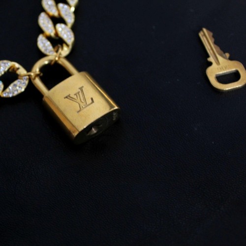 Louis Vuitton Padlock with Rhinestone Necklace For Him - Picture 4 of 7