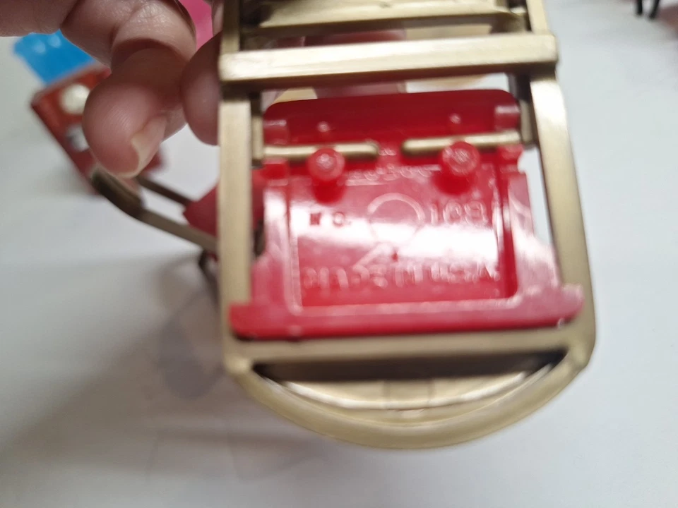 Lote surtido vintage de muebles para casa de muñecas Renwal de 17 piezas máquina de coser, sofá Foto 3 de 4