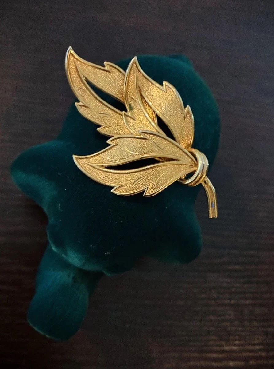 Pegasus Jewelry In Vintage Designer Costume Pins & Brooches for