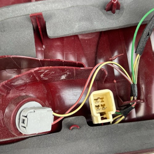 2004 2005 Toyota Sienna Left Driver Side Inner Tail Light - OEM - Picture 5 of 6