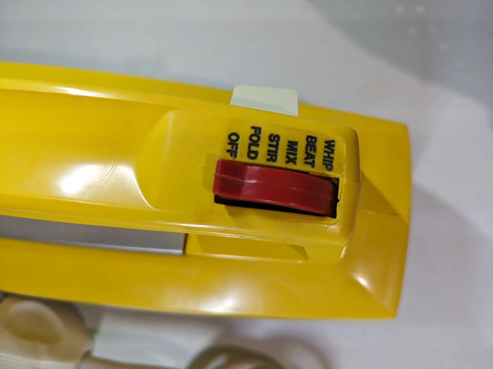 Retro Hand Mixer Yellow Working Vintage 90s GE Kitchen Appliance & attachments — 第 3/4 张图片